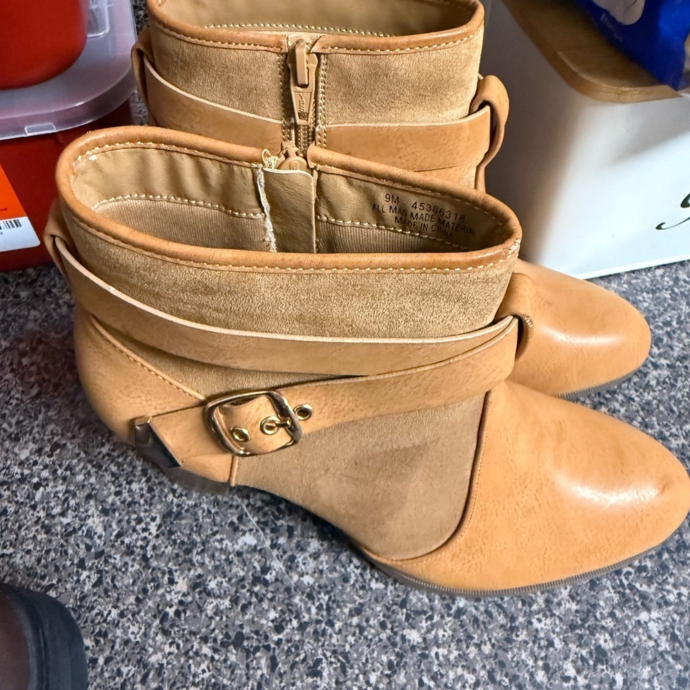 Comfort Est. 1946 Women's Boots Size 9 tan heels NWT